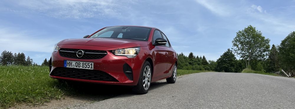 Ein Europcar Opel Corsa in der Farbe Rot parkt am Straßenrand