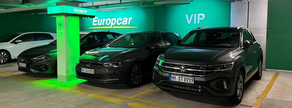 Ein VW Tiguan aus der Europcar SFMR Flotte auf dem Parkplatz am Flughafen Stuttgart