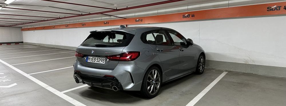 Sixt BMW M135i aus der CCAN Mietwagenkategorie am Flughafen Frankfurt