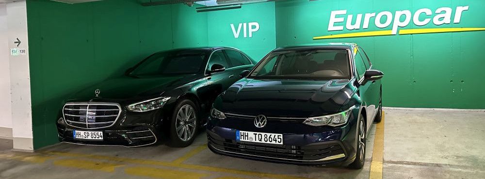 VW Golf aus der Europcar DCAR Flotte vor einem Europcar Schriftzug geparkt
