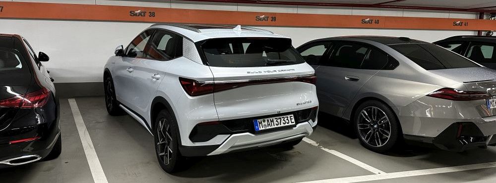 Sixt BYD Atto 3 auf dem Stationsparkplatz am Flughafen Frankfurt bei Sixt