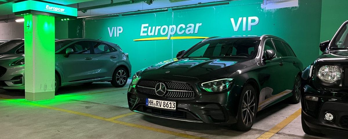 Mercedes-Benz T-Modell in Europcar-VIP-Parkbereich, aufgenommen in einer Tiefgarage